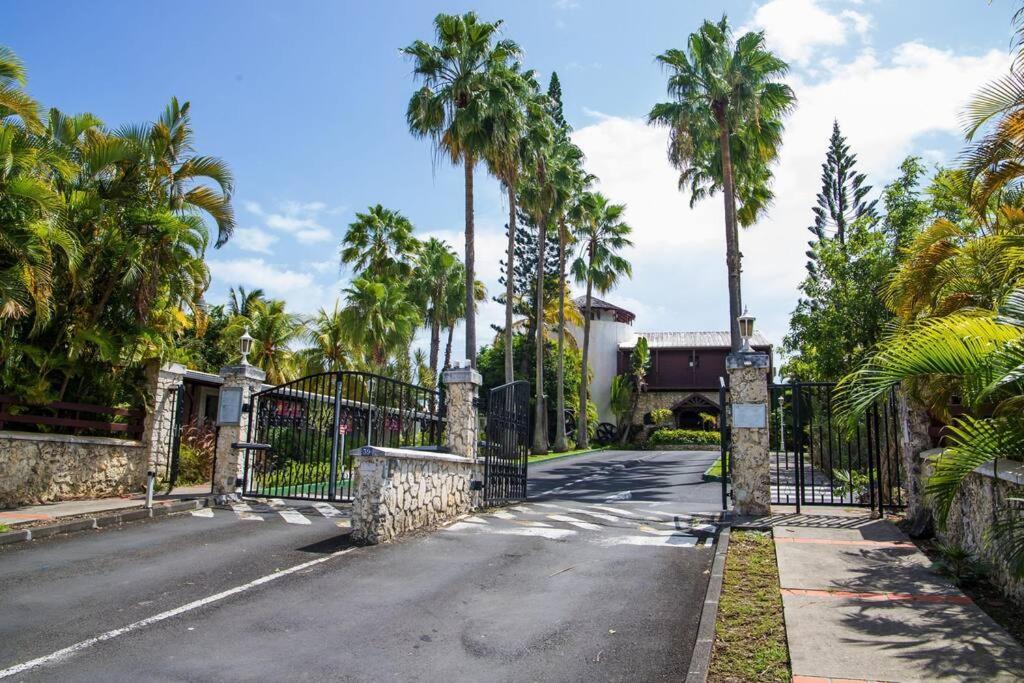 F1 Vue Mer, Acces Plage, En Centre-Ville Le Gosier  Extérieur photo